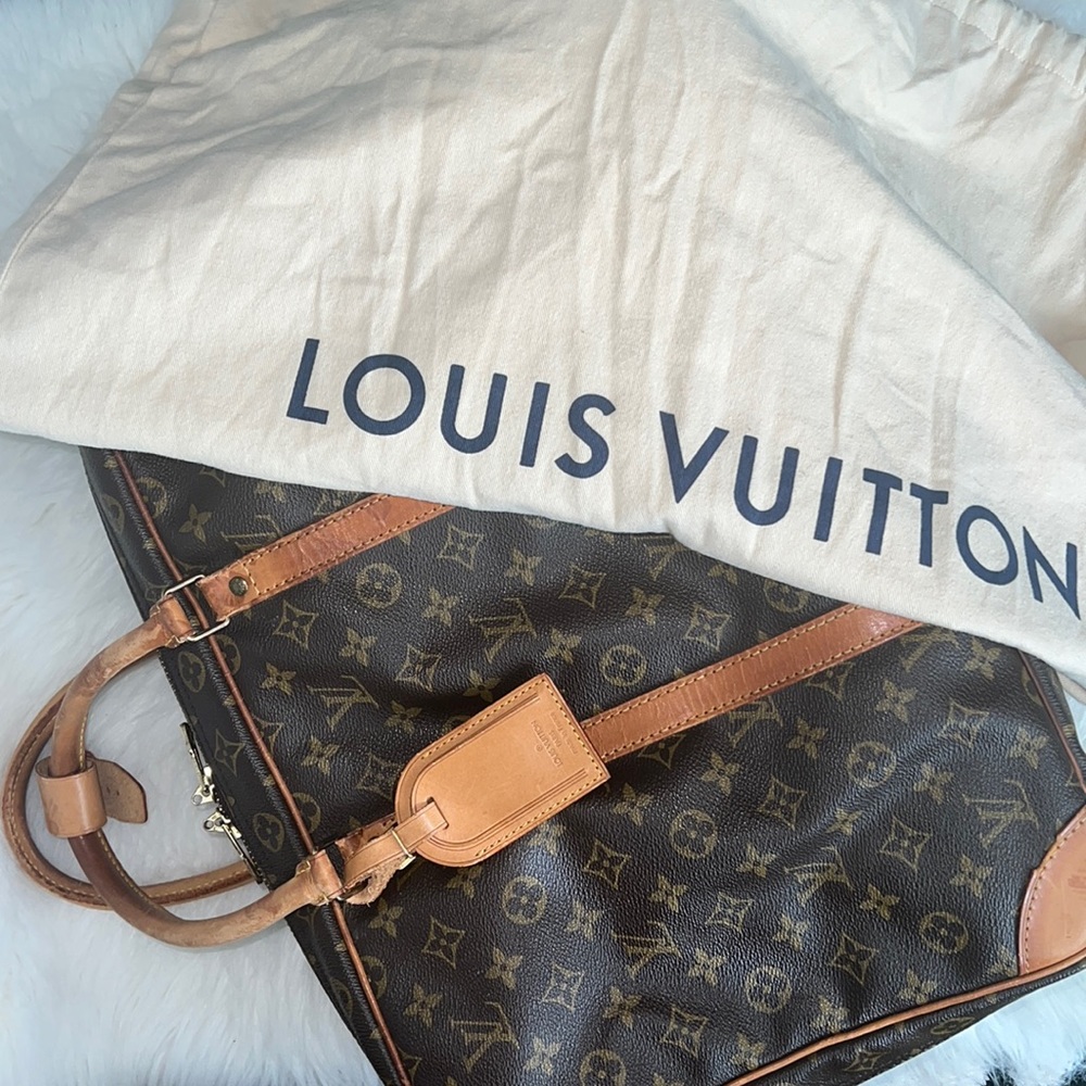 Louis Vuitton Sirius travel includes dust bag + 2 more accessories - tag name.